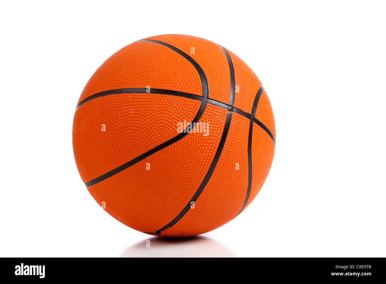 Basket-ball sur un fond blanc Banque D'Images