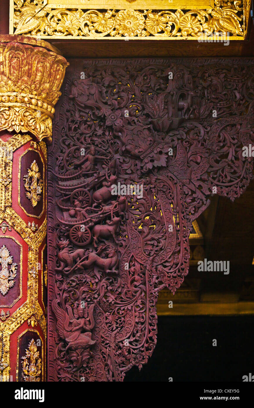 SUPPORT en bois sculpté à la main à la PAYA SHWEDAGON PAGODA ou qui date de 1485 - Yangon, Myanmar Banque D'Images