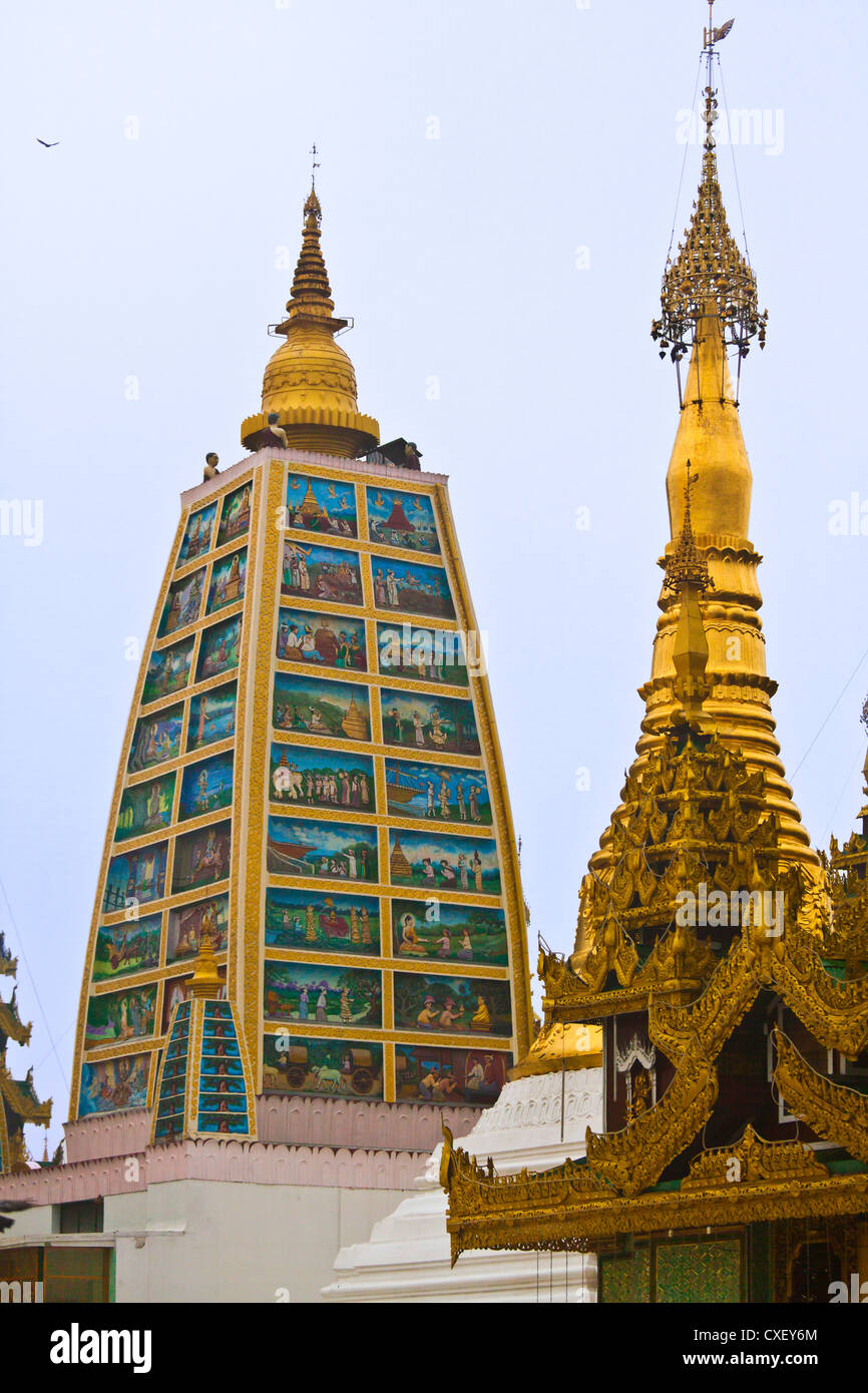 L'HISTOIRE DE LA VIE DU BOUDDHA sur un stupa à la pagode Shwedagon PAGODE PAYA ou qui date de 2600 ans - Yangon, Myanmar Banque D'Images