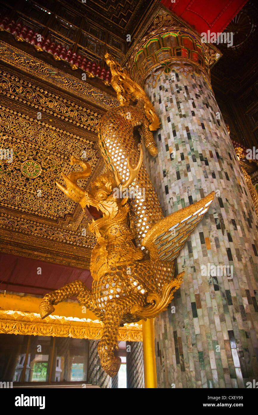 Verre & DRAGON D'or à la PAYA SHWEDAGON PAGODA ou qui date de 1485 - Yangon, Myanmar Banque D'Images