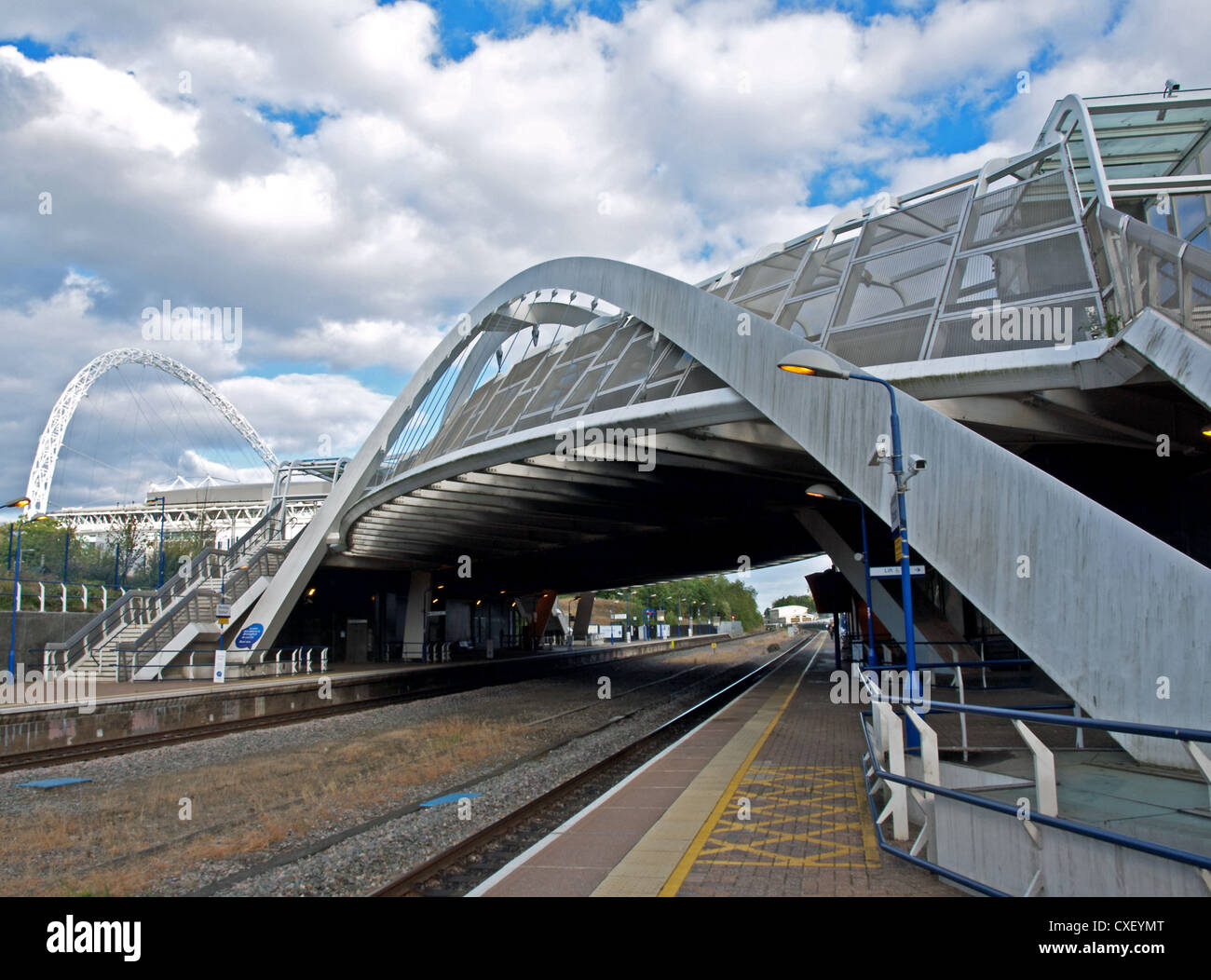 La passerelle du Pont du Cheval Blanc au stade de Wembley gare montrant le stade de Wembley en arrière-plan Banque D'Images