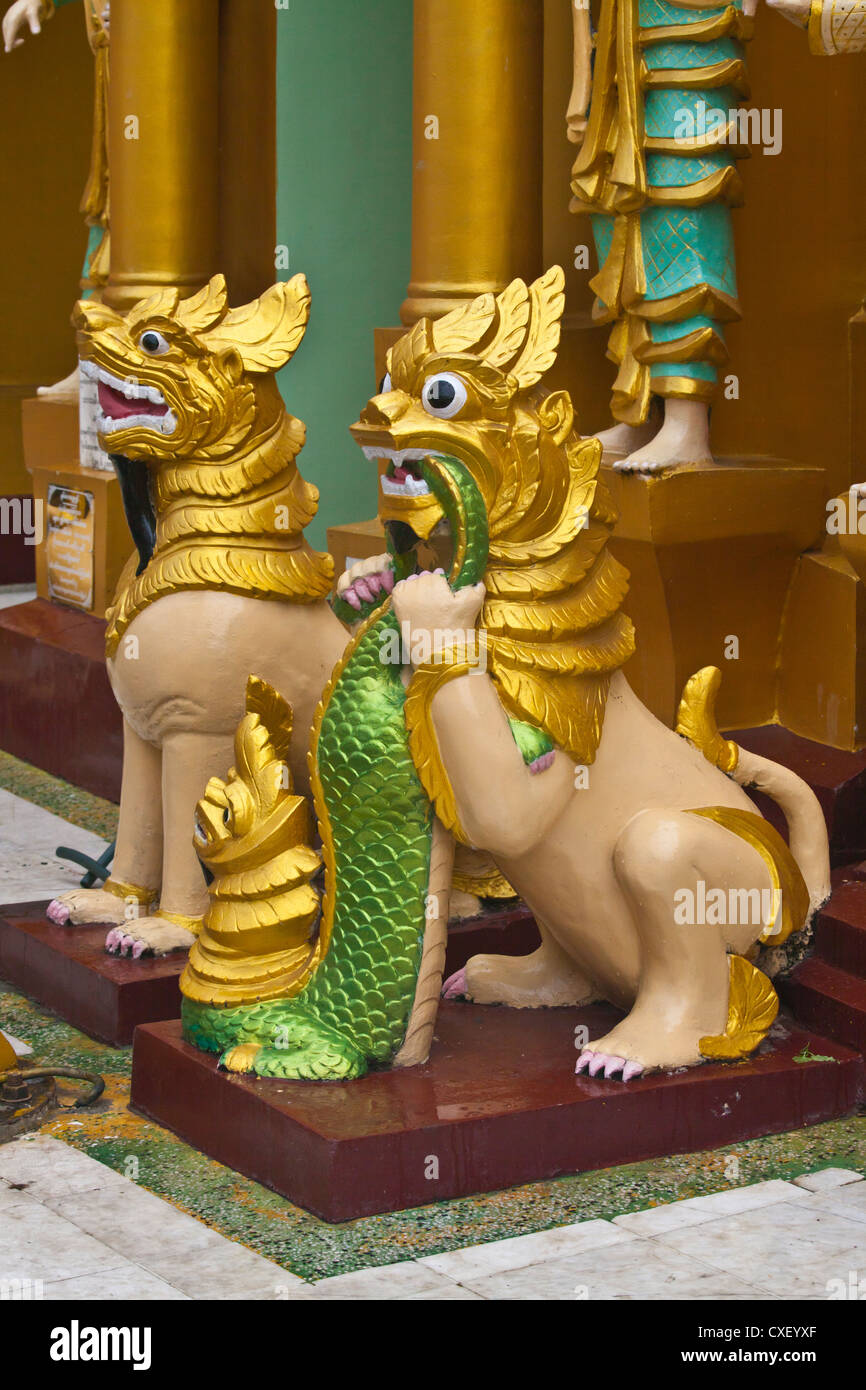 Des êtres mythiques à la PAYA SHWEDAGON PAGODA ou qui date de 1485 - Yangon, Myanmar Banque D'Images