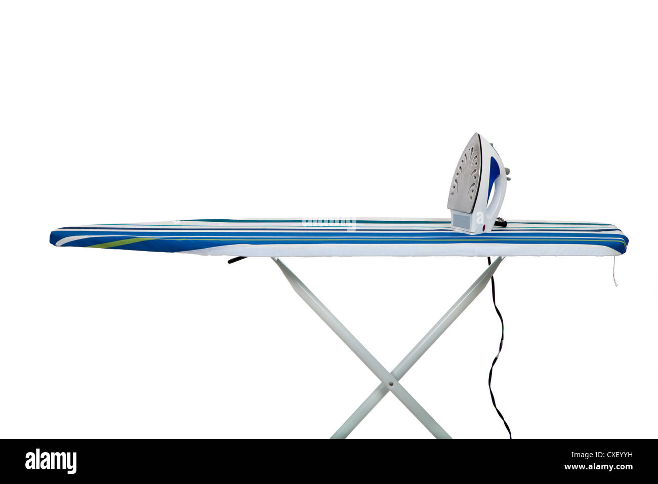 Planche et fer à repasser sur un fond blanc Banque D'Images
