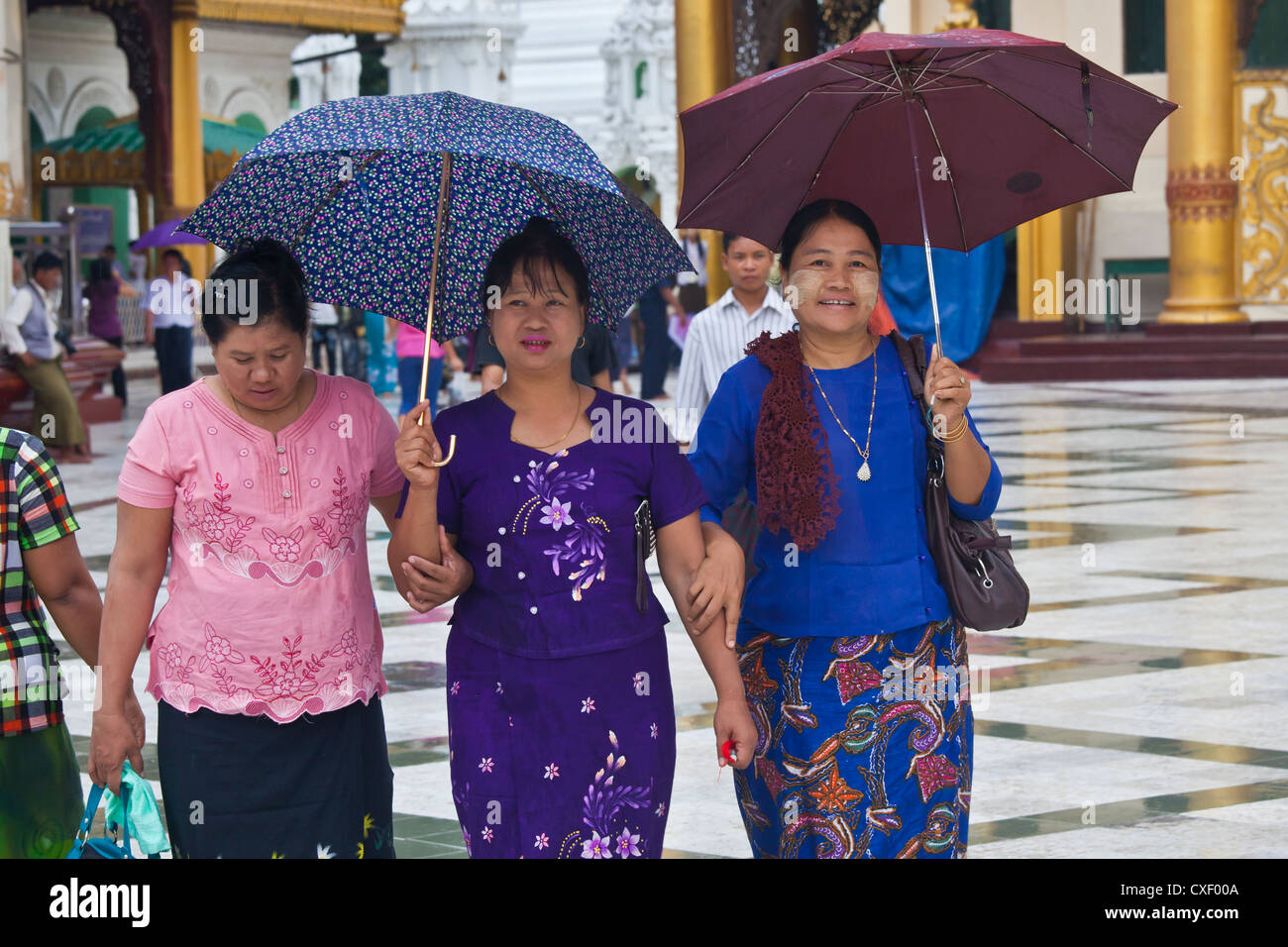 Avec parasols birmans à la PAYA SHWEDAGON PAGODA ou qui date de 1485 - Yangon, Myanmar Banque D'Images