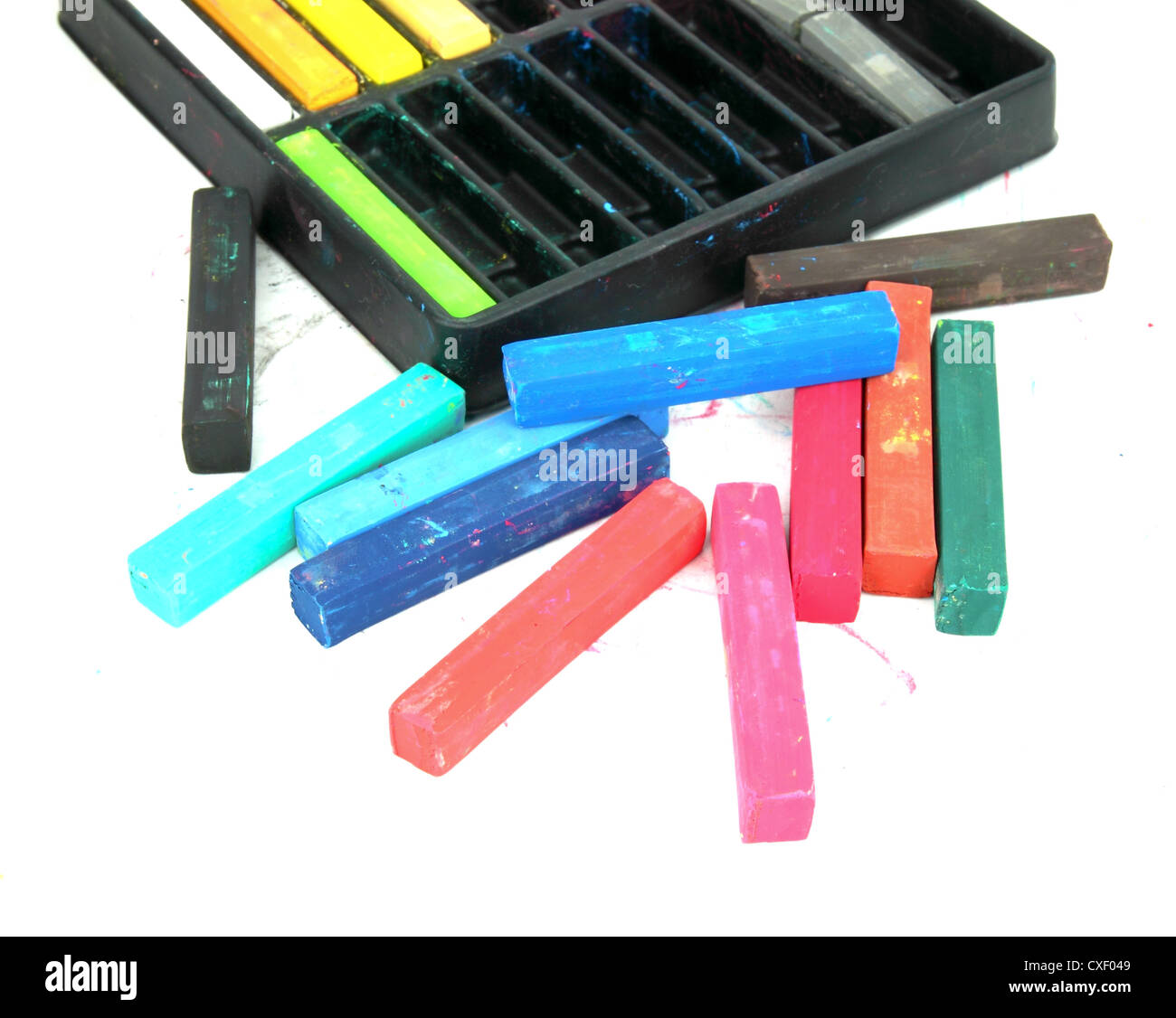 Les pastels artiste multicolore (craie) sur fond blanc Banque D'Images