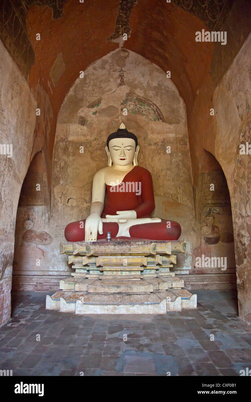 Les statues de Bouddha à l'intérieur de temple Sulamani qui fut construit en 1183 par Narapatisithu - BAGAN, MYANMAR Banque D'Images