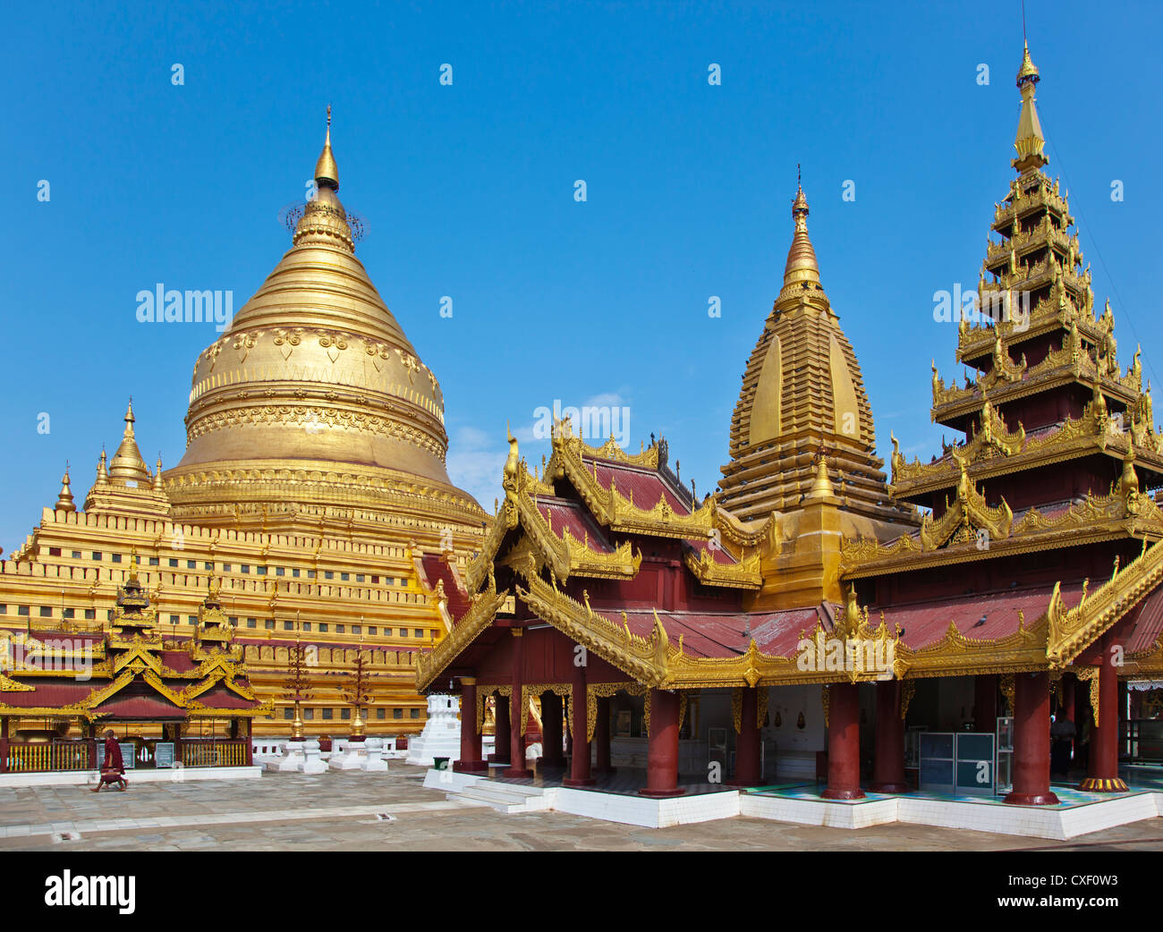 La pagode Shwezigon Paya ou doré a été achevé en 1102 par le roi annonce Kyansittha - BAGAN, MYANMAR Banque D'Images