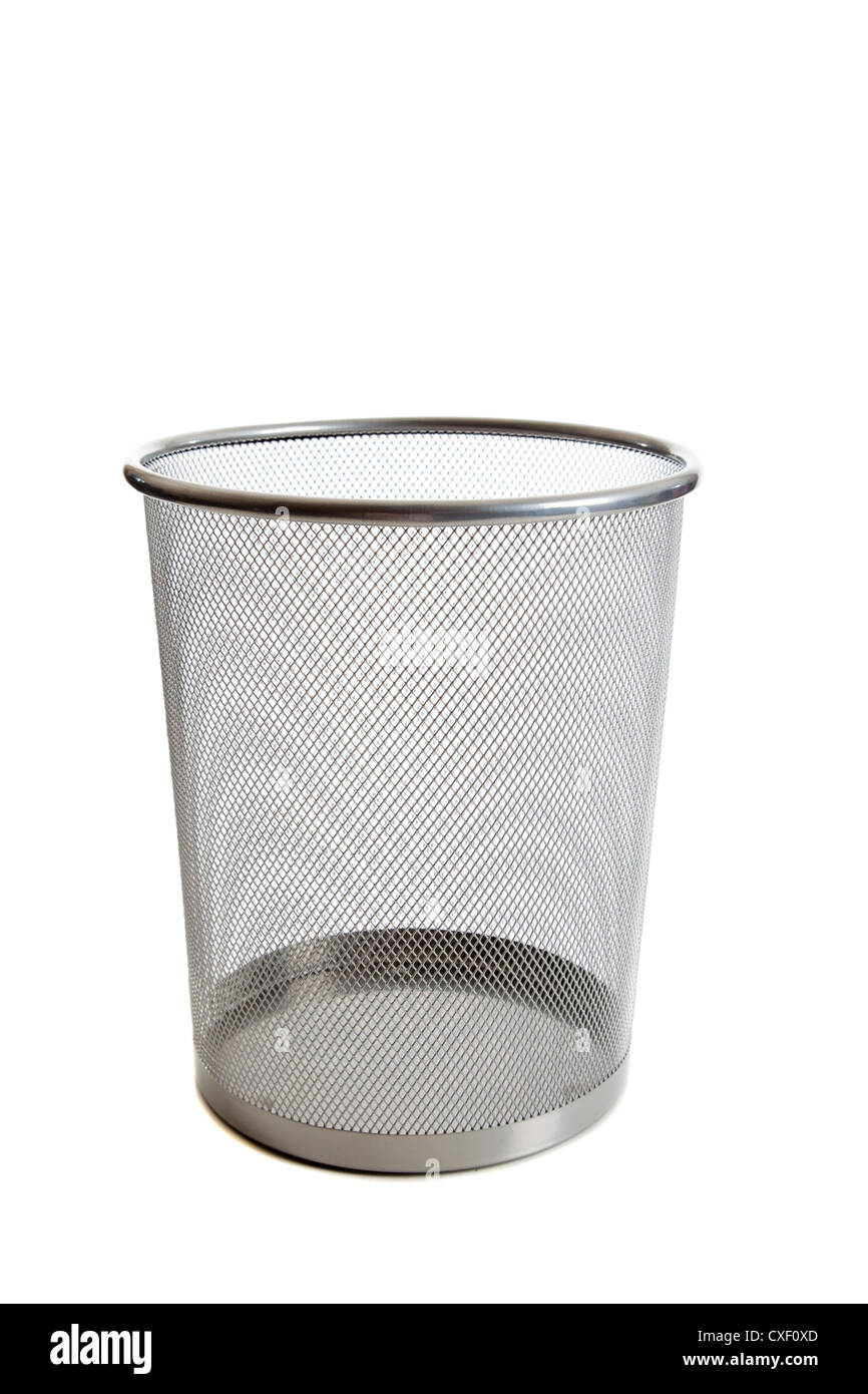 Wire Mesh corbeille sur un fond blanc Banque D'Images