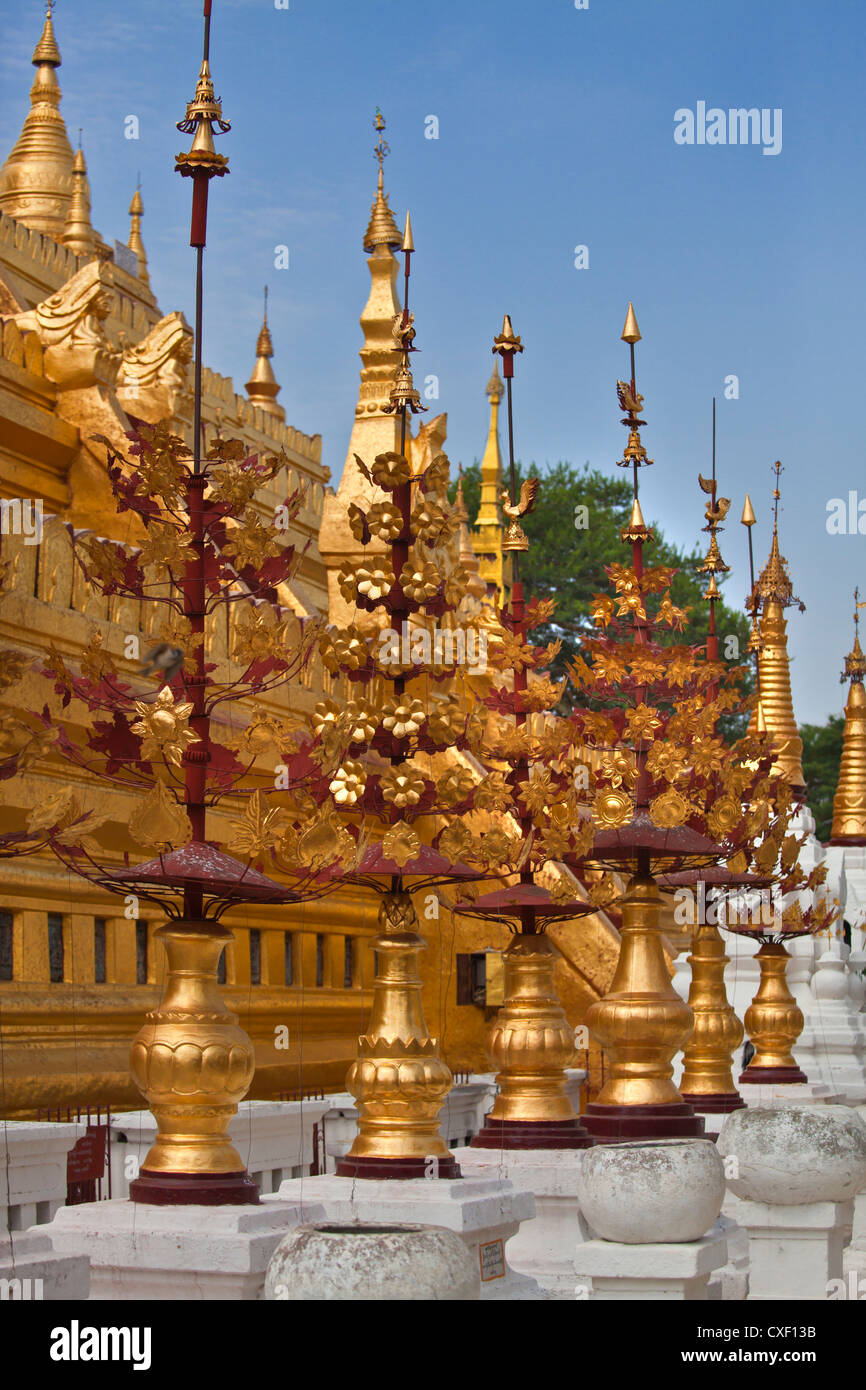 La pagode Shwezigon Paya ou doré a été achevé en 1102 par le roi annonce Kyansittha - BAGAN, MYANMAR Banque D'Images