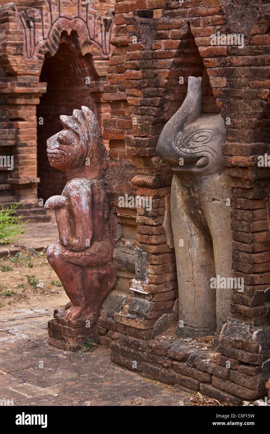 Le KAHTIKEPAN DROIT rarement visité temple complexe disposent d'un éléphant et sculptures de chat dans un informateurs extérieurs - BAGAN, MYANMAR Banque D'Images