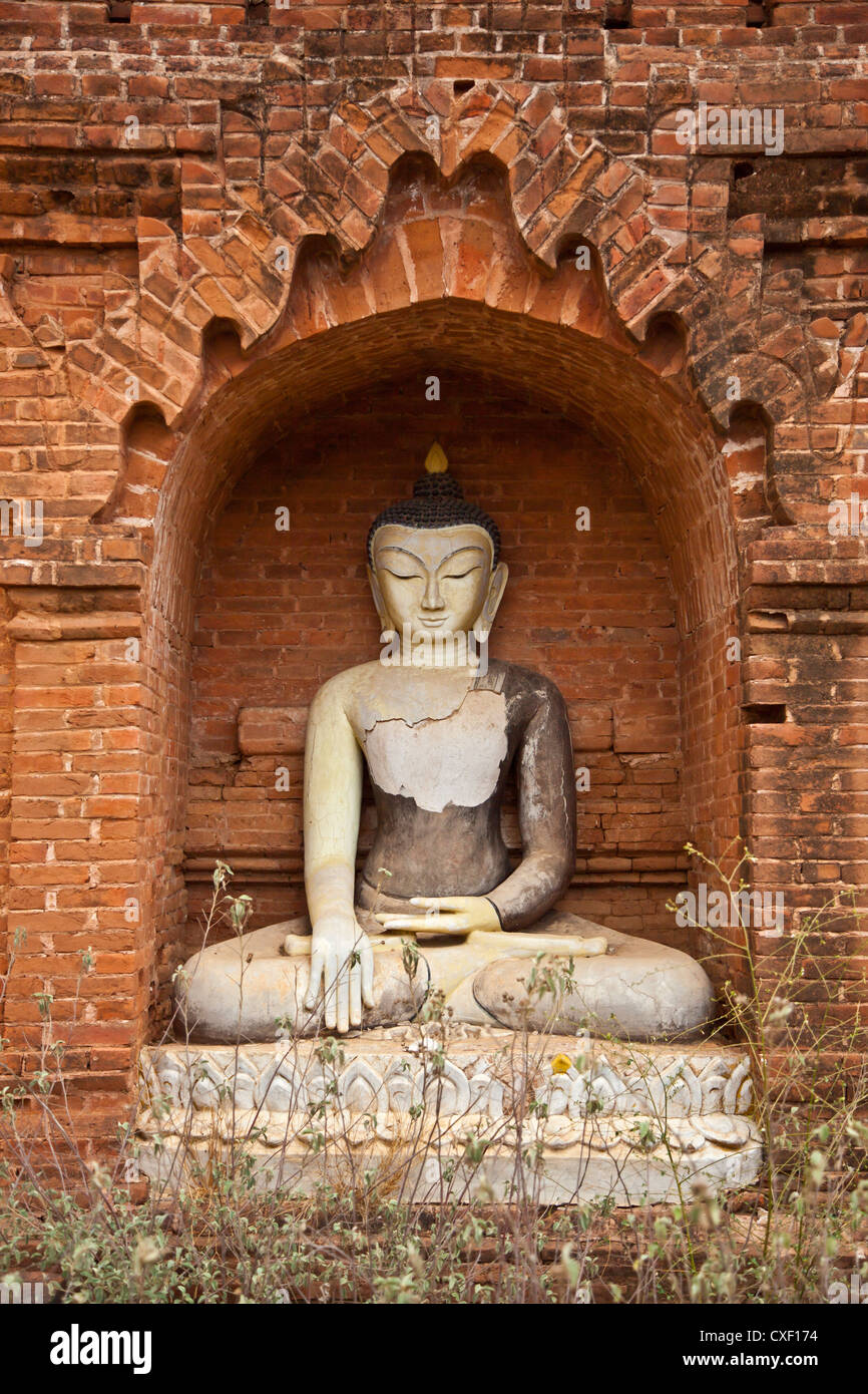 La loi rarement visité des temples de KAHTIKEPAN BHUDDA possède une belle statue dans une niche extérieure - BAGAN, MYANMAR Banque D'Images