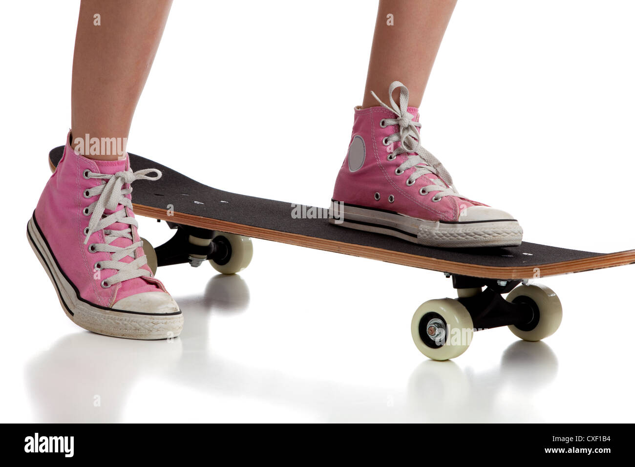 Pink sneakers patiner sur une planche à roulettes Banque D'Images