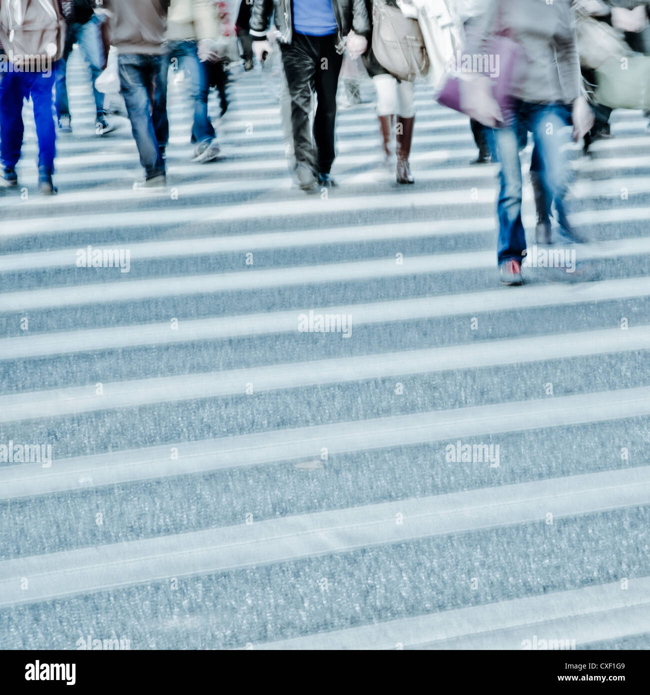 Les gens foule sur zebra crossing street Banque D'Images