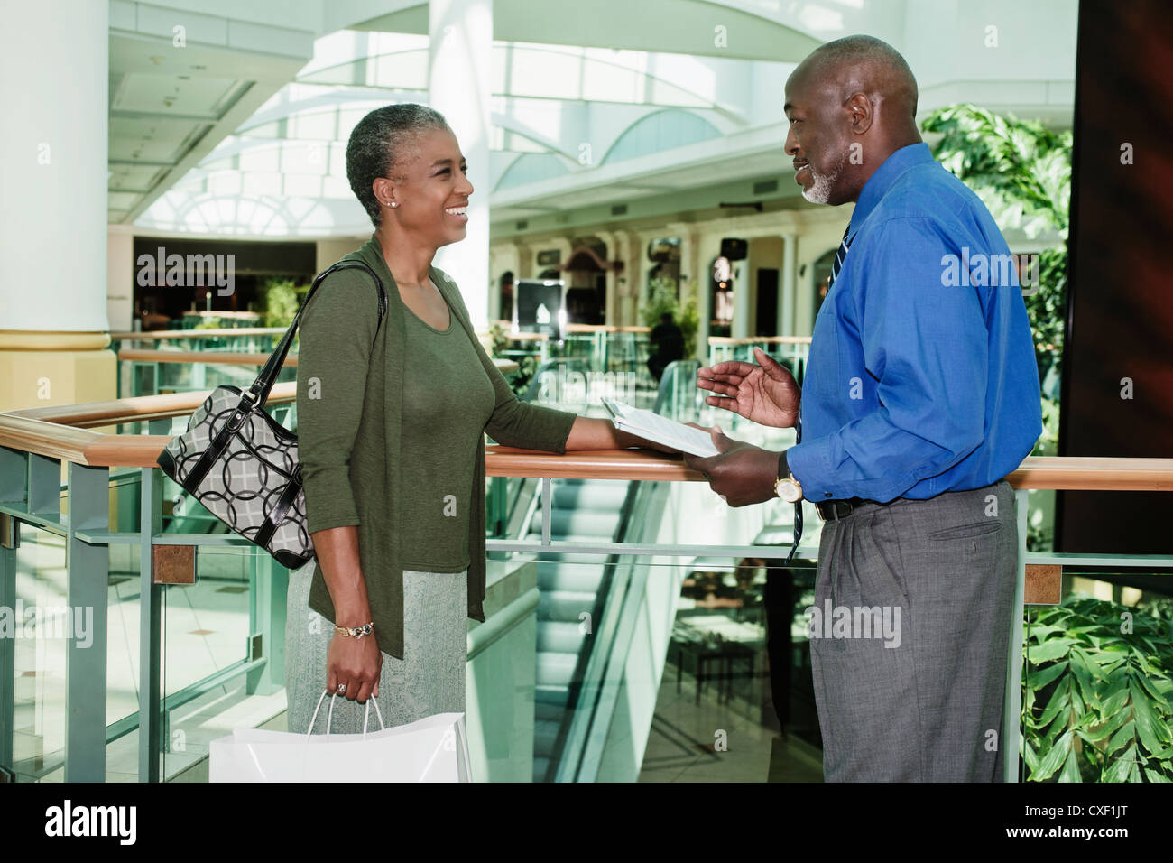 Femme noire sondage dans shopping mall Banque D'Images