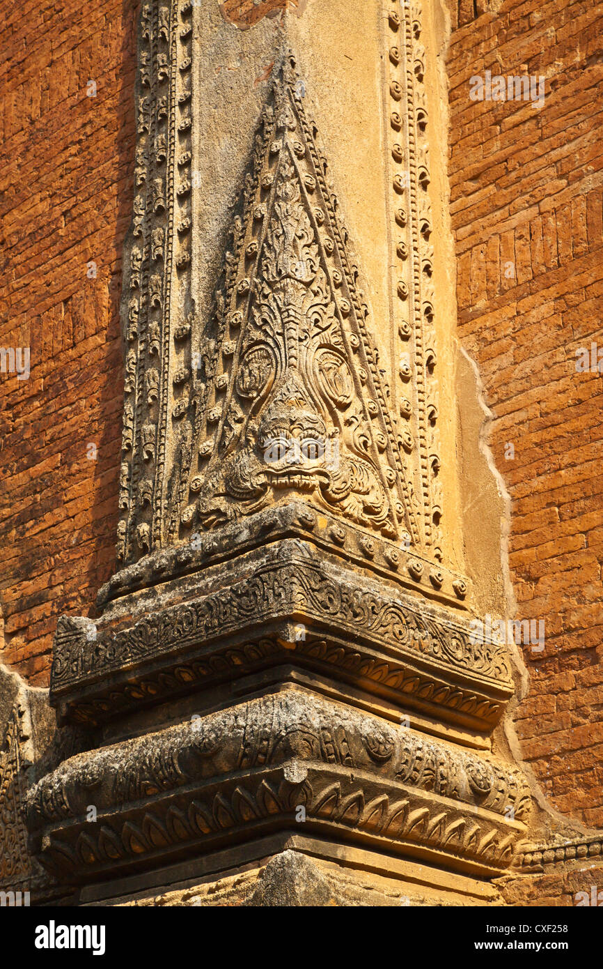Un coin de HTILOMINLO PAHTO sculpté ou temple est de 46 mètres de haut et a été construit par le roi Nantaungmya en 1218 - BAGAN, MYANMAR Banque D'Images