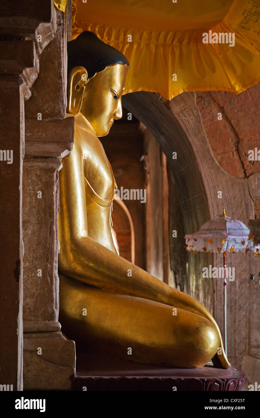 Statue de Bouddha assis à HTILOMINLO PAHTO ou temple est de 46 mètres de haut et a été construit par le roi Nantaungmya en 1218 - BAGAN, MYANMAR Banque D'Images