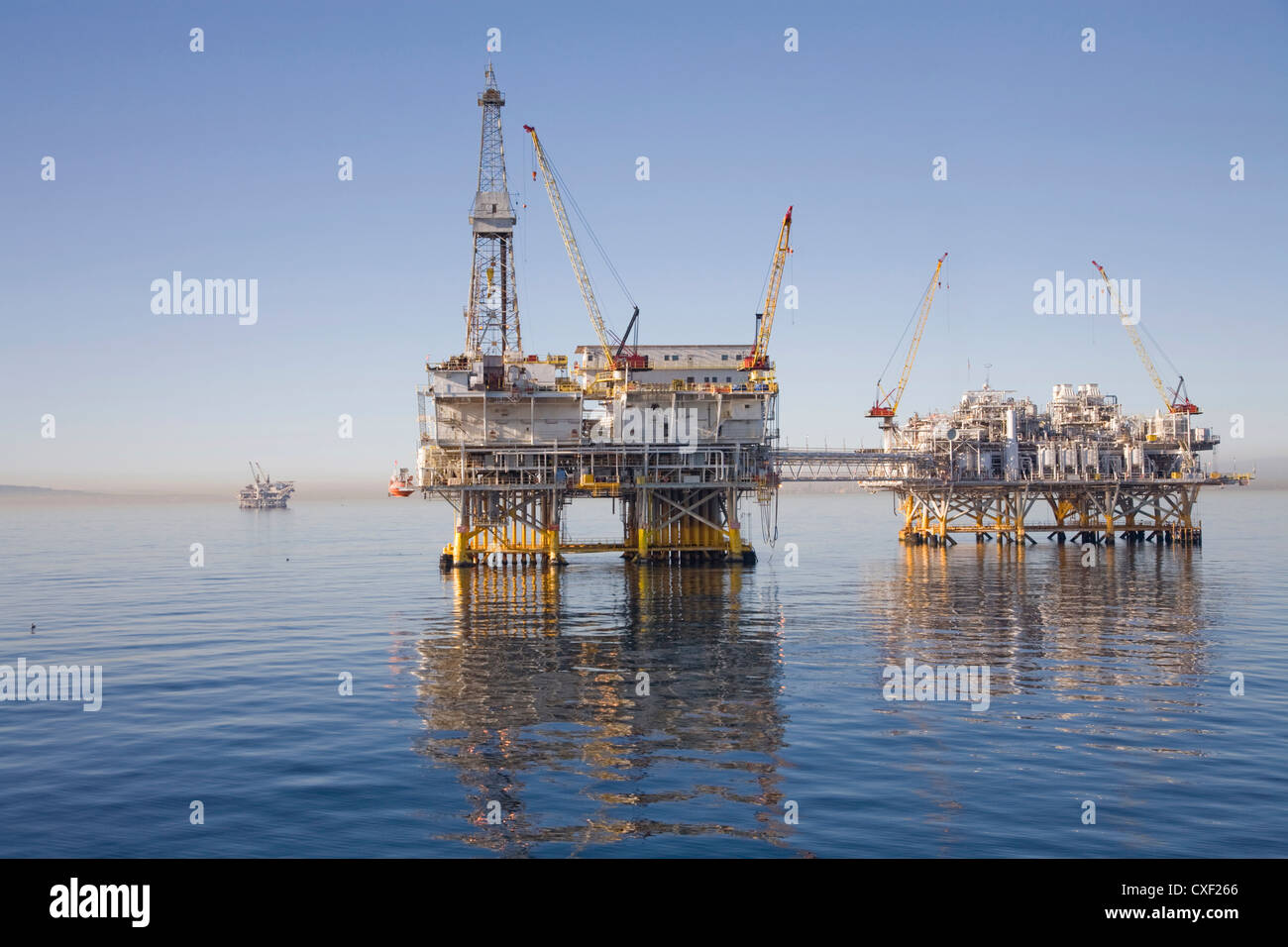 Plates-formes pétrolières sur l'océan Banque D'Images