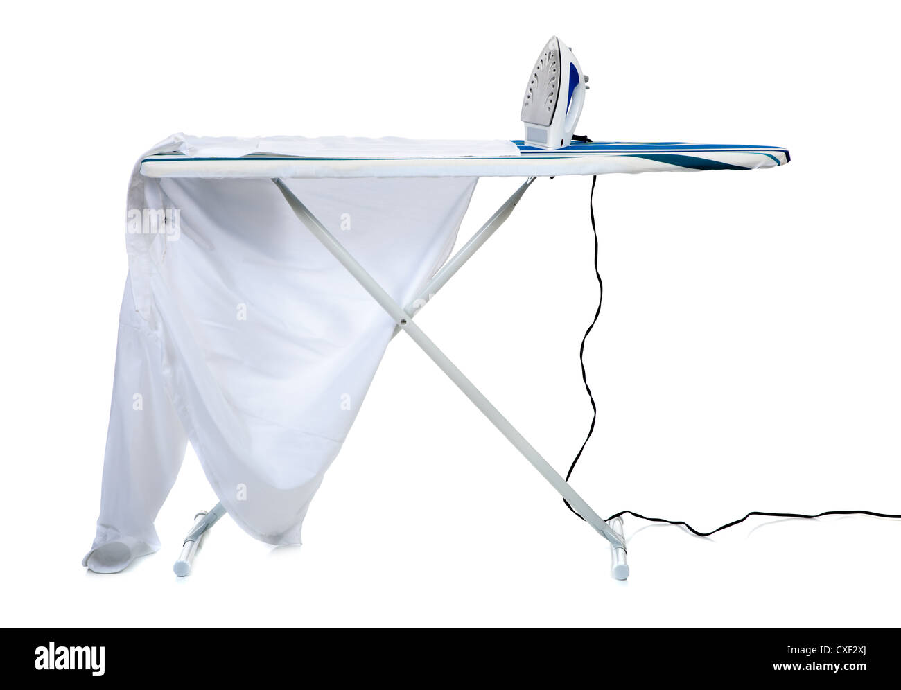 Planche à repasser avec fer à repasser et chemise sur un fond blanc Banque D'Images