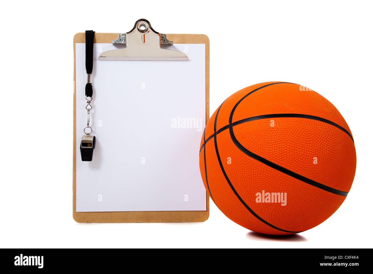 Presse-papiers de l'entraîneur avec un sifflet et un terrain de basket-ball sur un fond blanc avec copie espace Banque D'Images