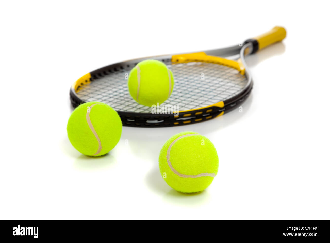 Raquette de tennis avec des balles sur un fond blanc Banque D'Images
