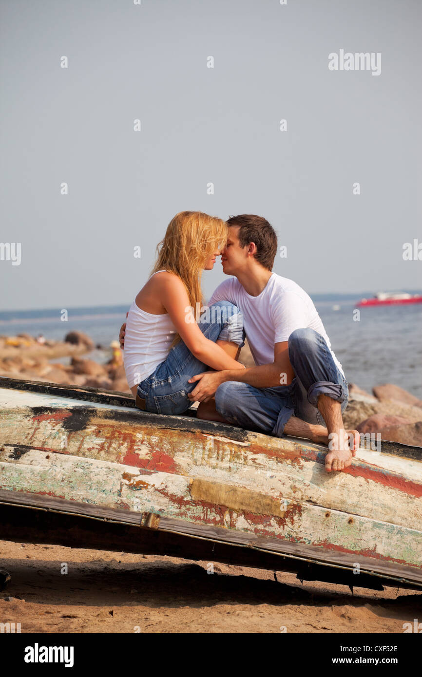 Couple assis sur le vieux bateau et kiss Banque D'Images