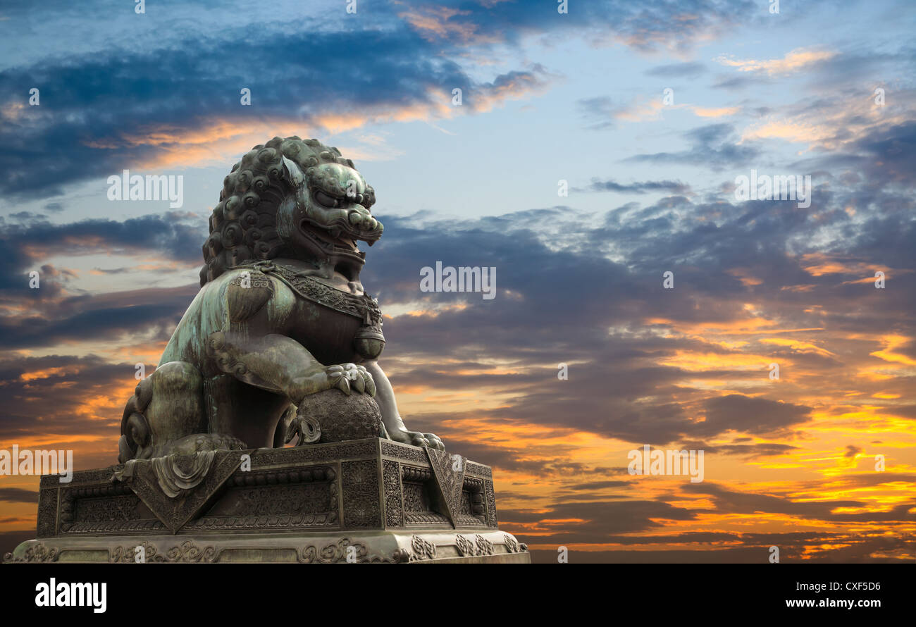 Statue de lion majestueux avec coucher du soleil glow background Banque D'Images