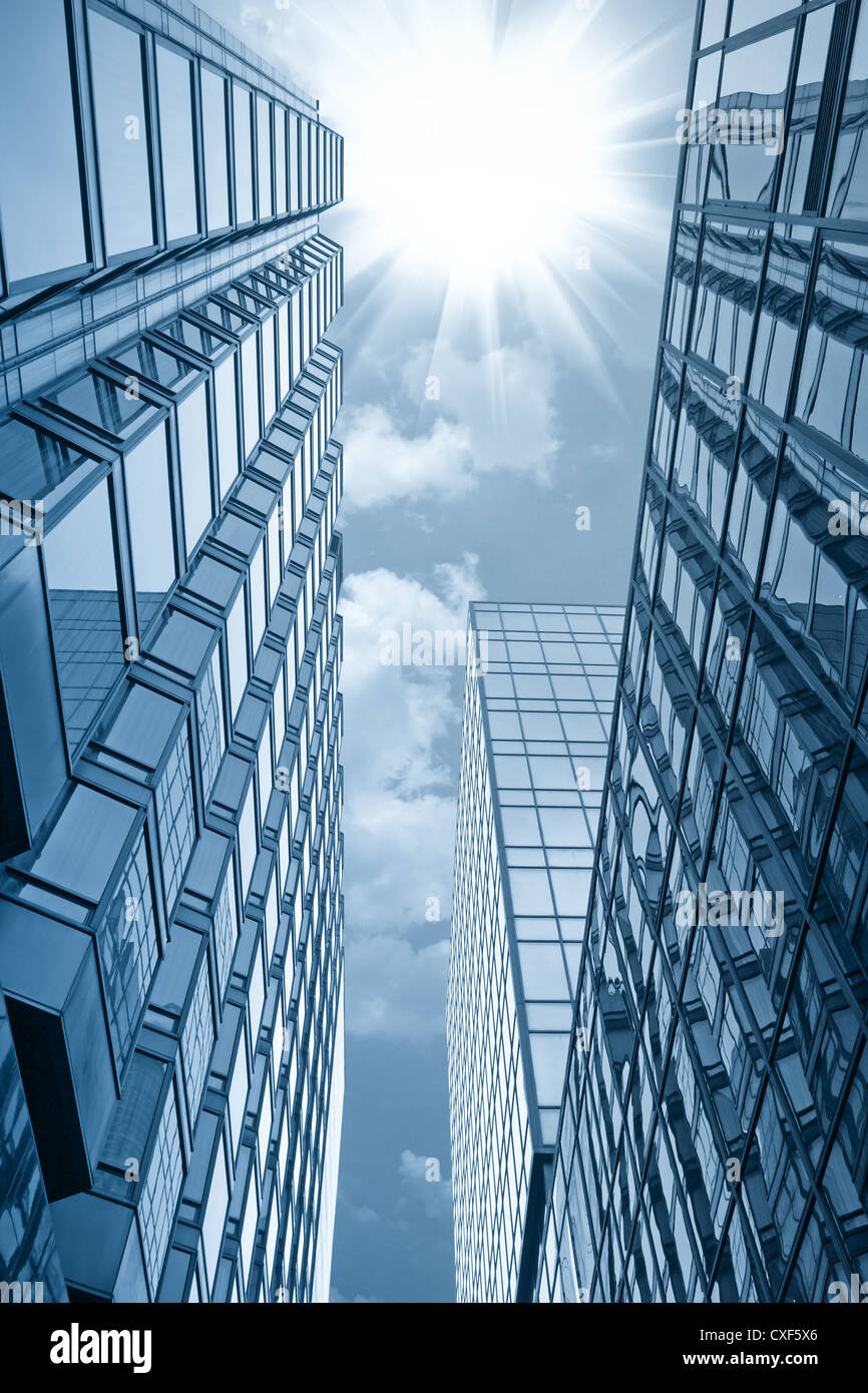 Bâtiment de verre sous le soleil Banque D'Images