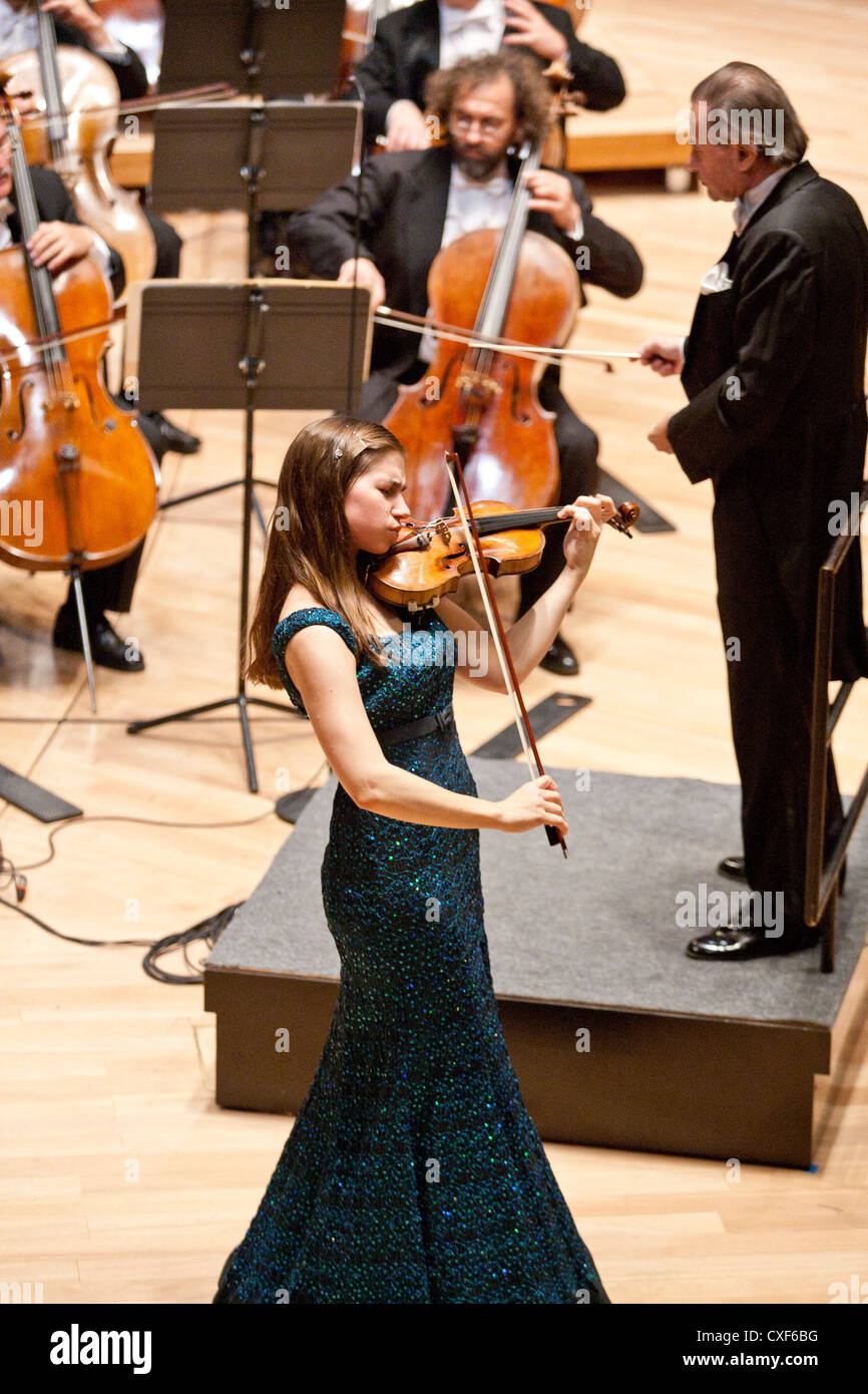 Aleksandra Kuls (Pologne) et l'Orchestre symphonique Magyar Radio effectuer en concert au MUPA le 14 septembre 2012 à Budapest Banque D'Images