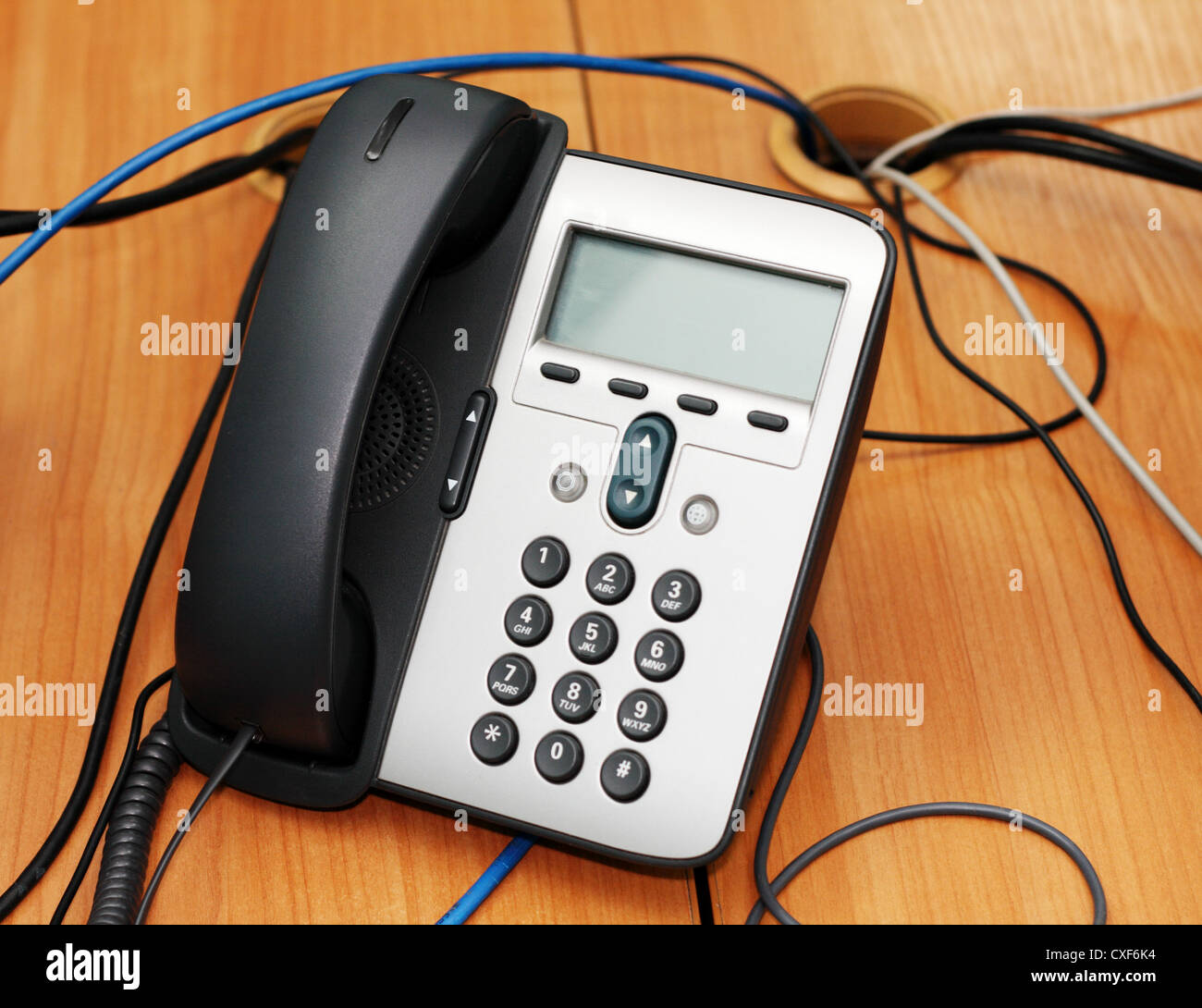 Combiné du téléphone et les fils sur la table en bois Banque D'Images