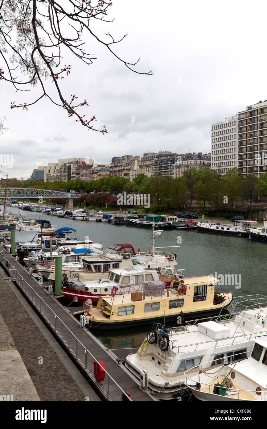 Vue le long Canal St Martin au début du printemps, Paris, France Banque D'Images