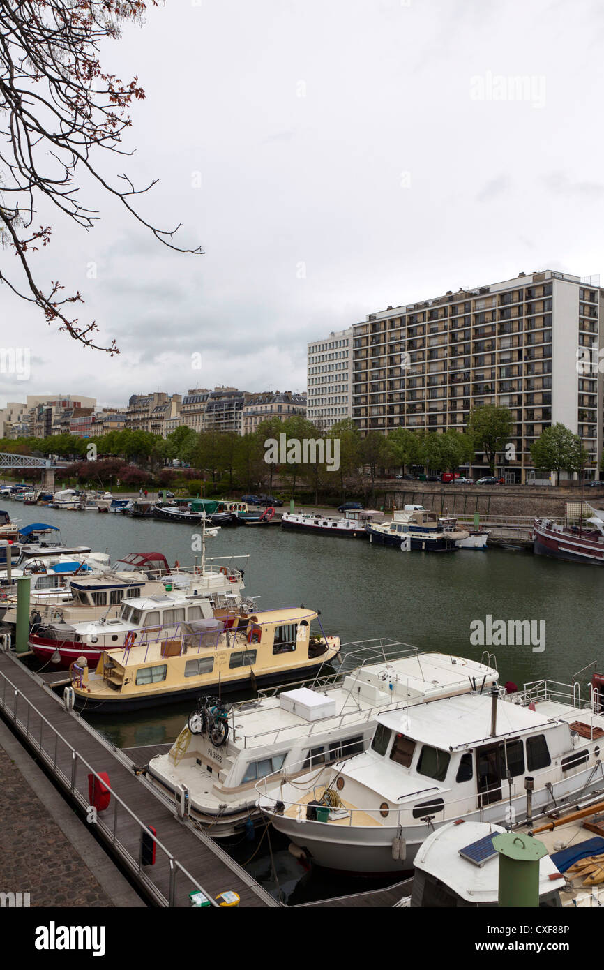 Vue le long Canal St Martin au début du printemps, Paris, France Banque D'Images
