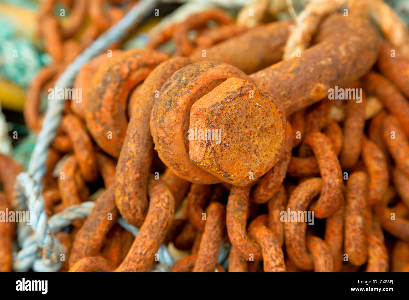 Les chaînes de la rouille de chalutier de pêche sur Harbour Side à ...