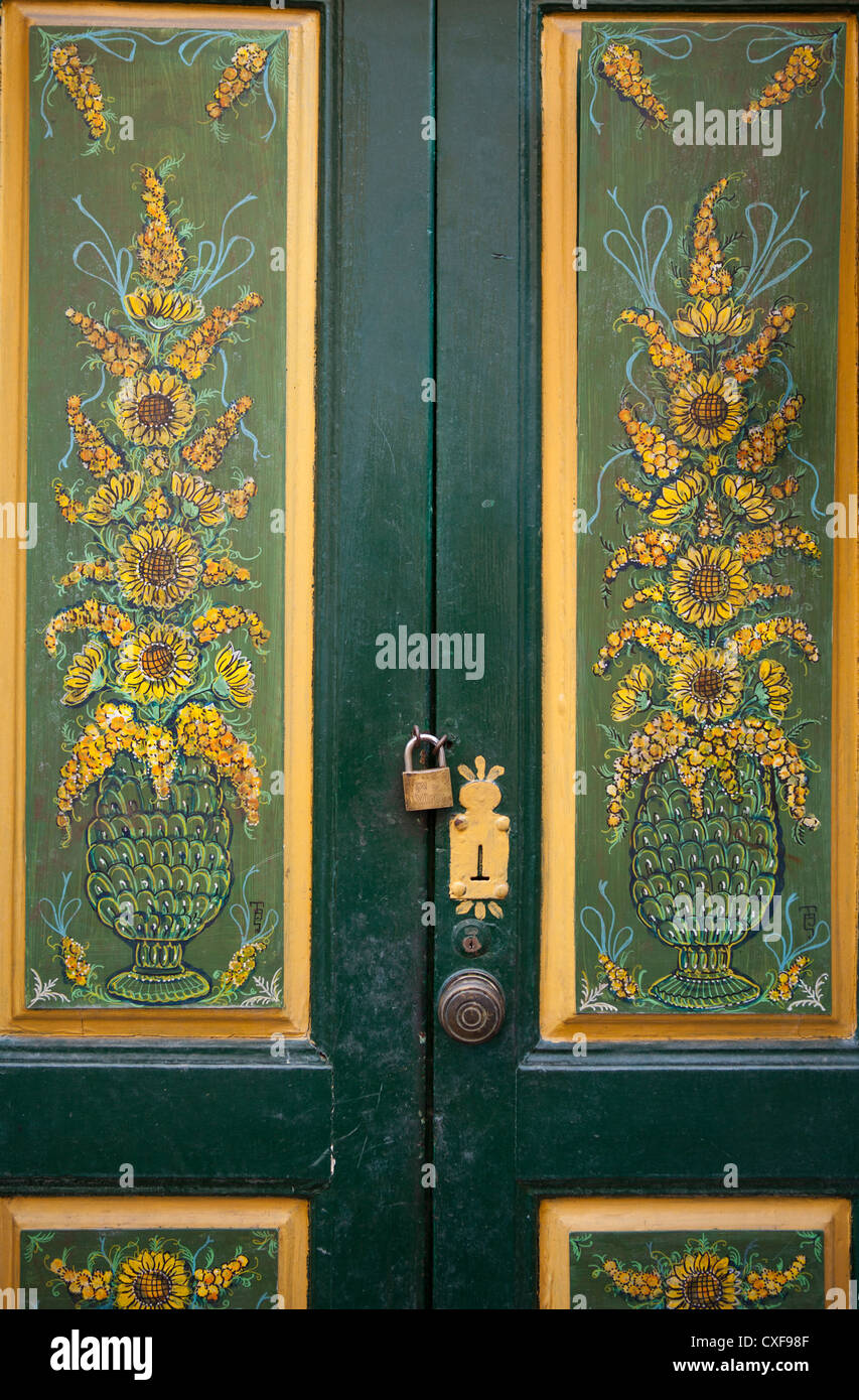 Décoré à la main portes vertes, Taormina, Italie Banque D'Images