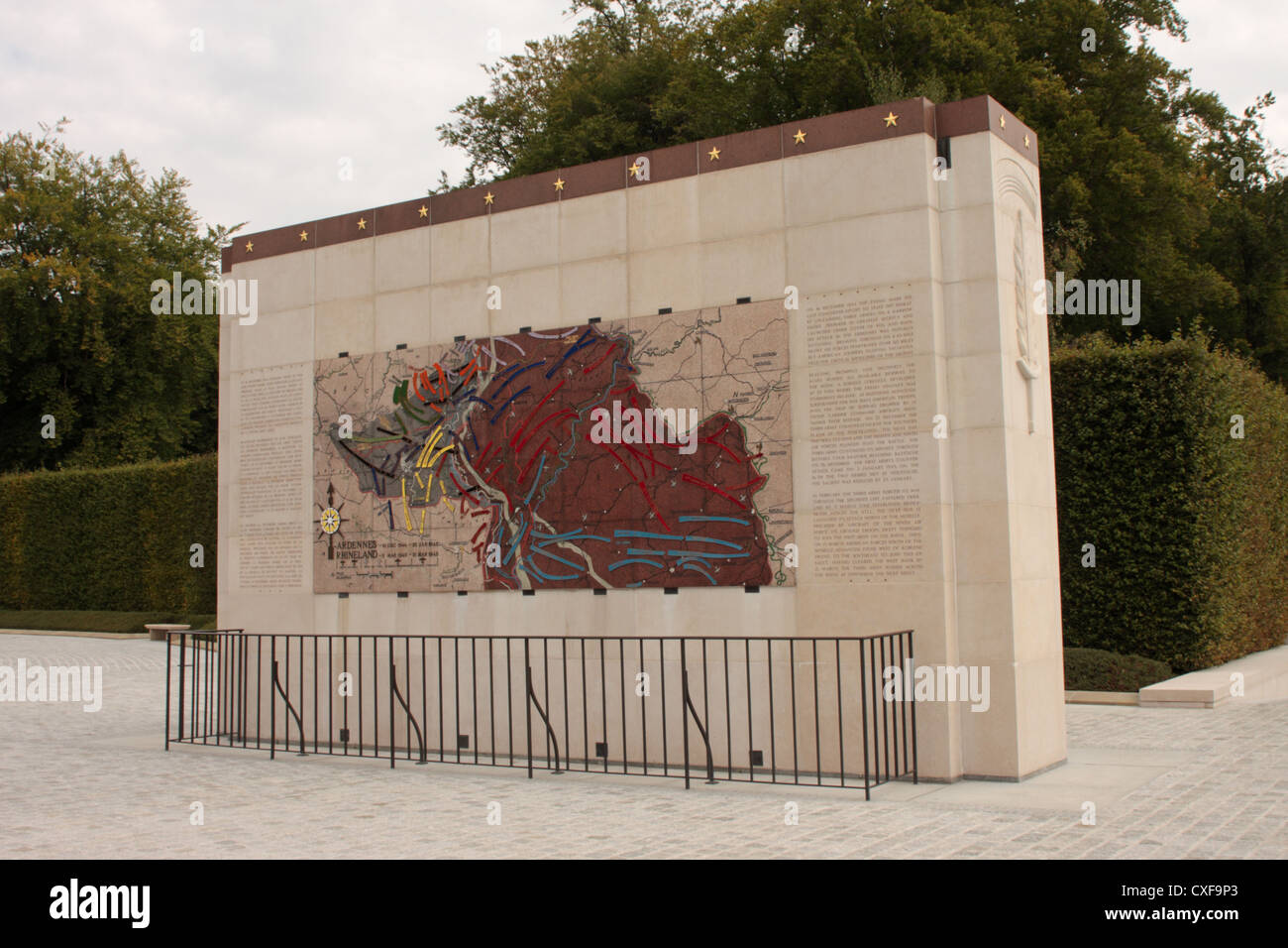 Panneaux avec carte montrant les opérations des alliés pendant la Bataille des Ardennes Luxembourg Cimetière Américain Hamm Luxembourg Banque D'Images