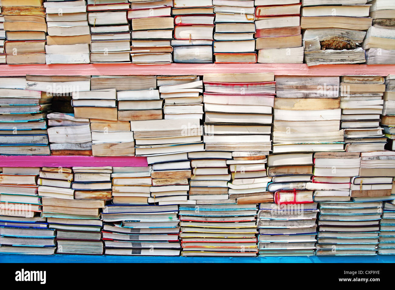 Une pile de vieux livres endommagés et humide. Banque D'Images