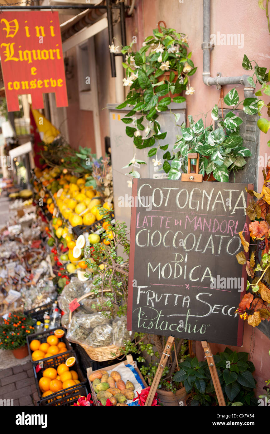 Tableau noir à la boutique de fruits et légumes, Taormina, Sicile Banque D'Images