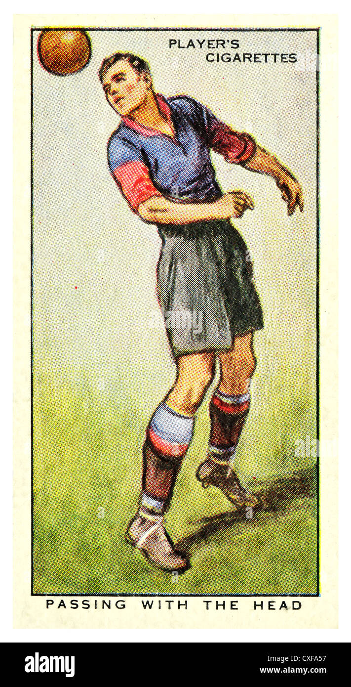 Carte de cigarettes ; conseils sur l'Association "Football" (John Player & Sons, 1934) passant à la tête Banque D'Images