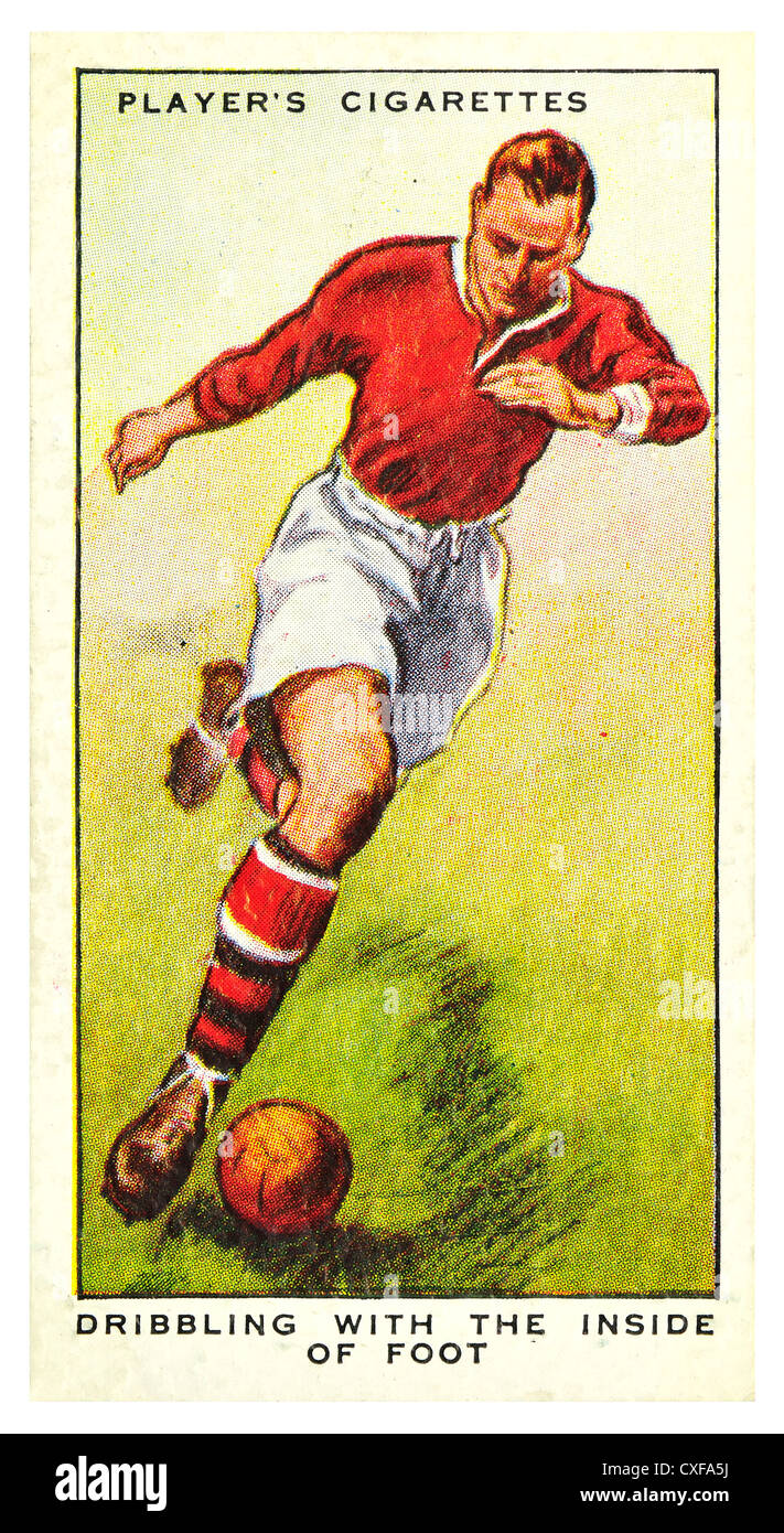 Carte de cigarettes ; conseils sur l'Association "Football" (John Player & Sons, 1934) Dribbler avec l'intérieur du pied Banque D'Images