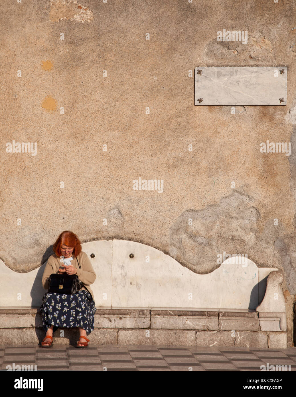 Femme sur un banc, Taormina, Sicile, Italie Banque D'Images