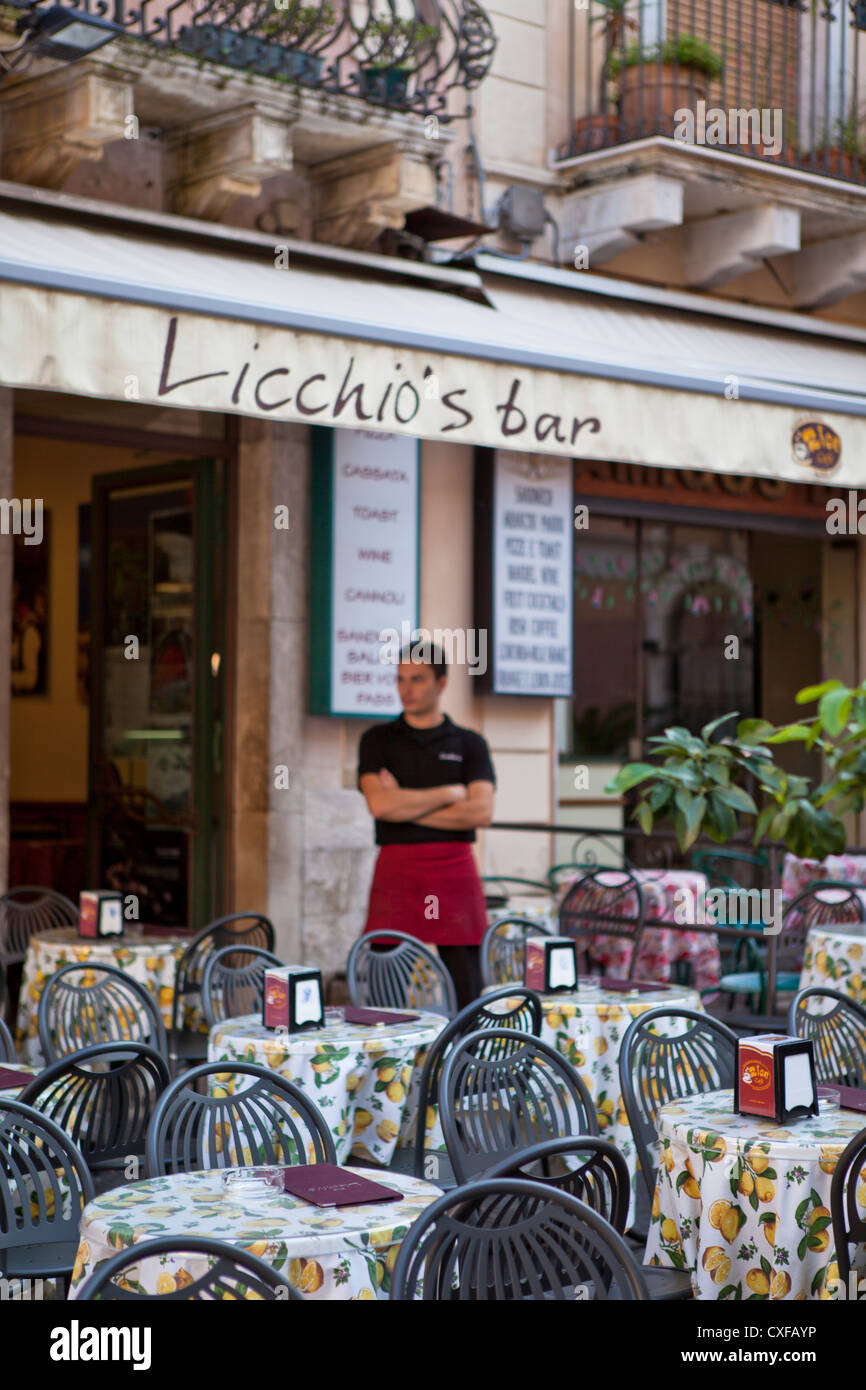 Serveur dans l'avant du restaurant Taormina Sicile Italie Banque D'Images