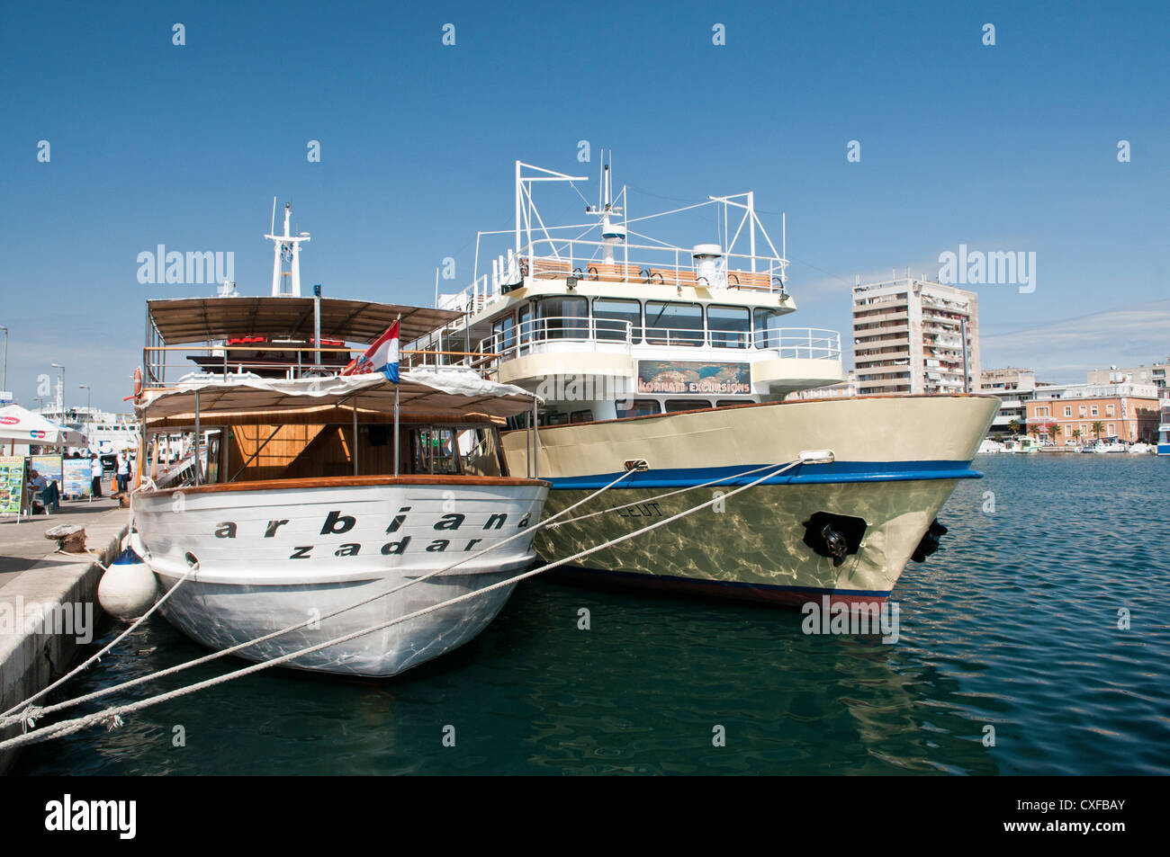 Zadar, une ville côtière sur la côte Dalmate en Croatie montrant amarré jusqu'excursion en bateau. Banque D'Images