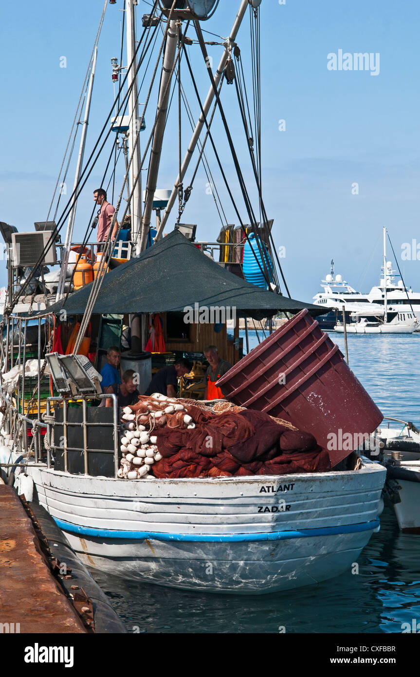 Zadar, une ville côtière sur la côte Dalmate en Croatie montrant un bateau de pêche et pêcheurs travaillent sur le pont. Banque D'Images