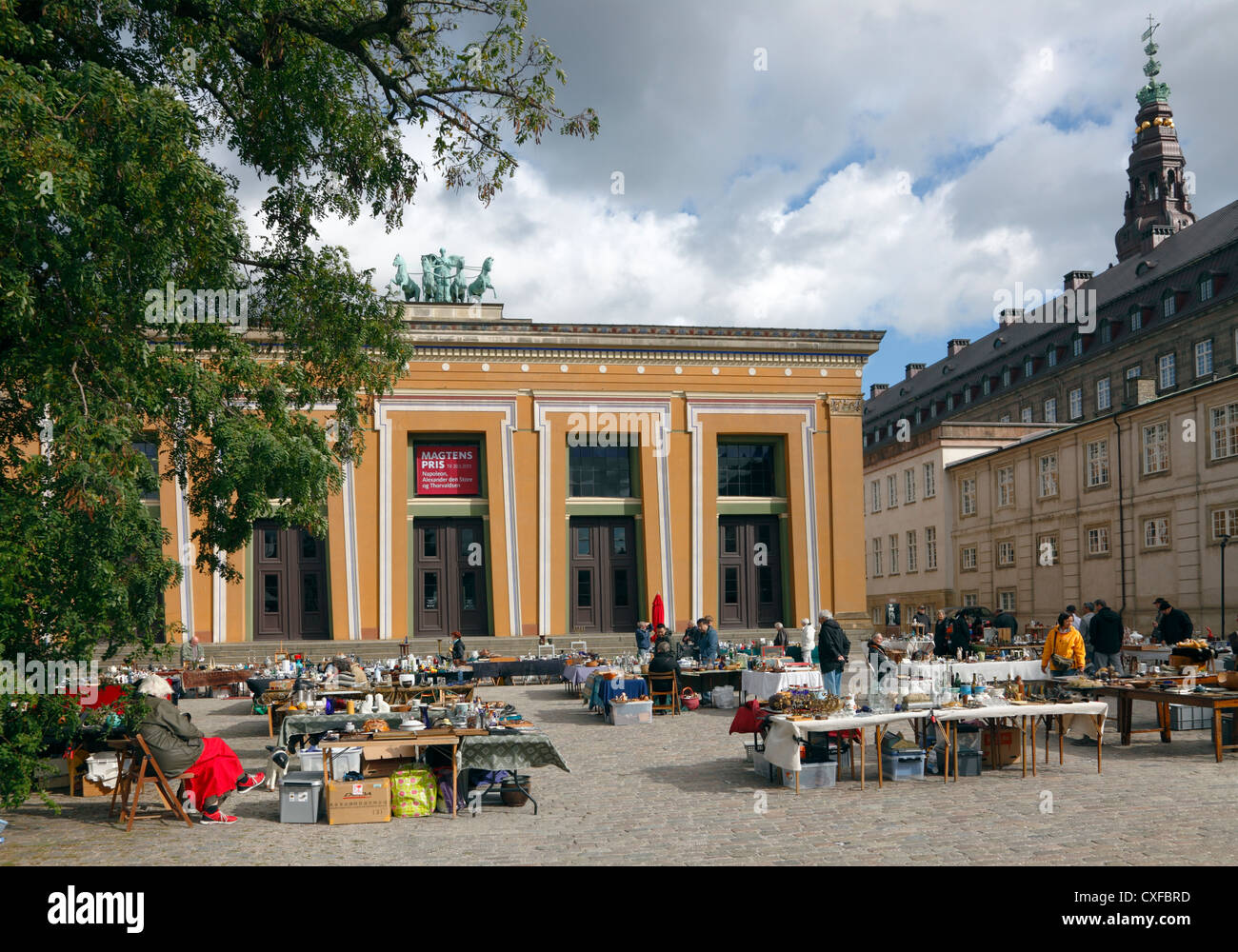 Plads thorvaldsen Marché aux puces d'antiquités dans la place - l'Thorvaldsen Christianborg Palace et la tour à droite. Copenhague. Banque D'Images