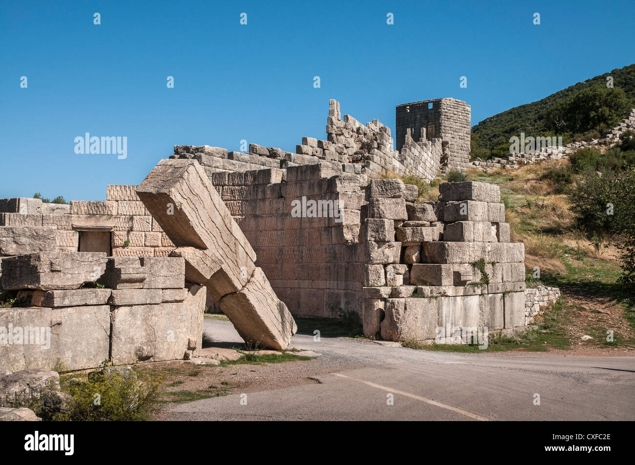 La demeure en pierre massive de l'Arcadia porte à l'ancienne Messène (Ithomi), Messénie, Sud du Péloponnèse, Grèce Banque D'Images