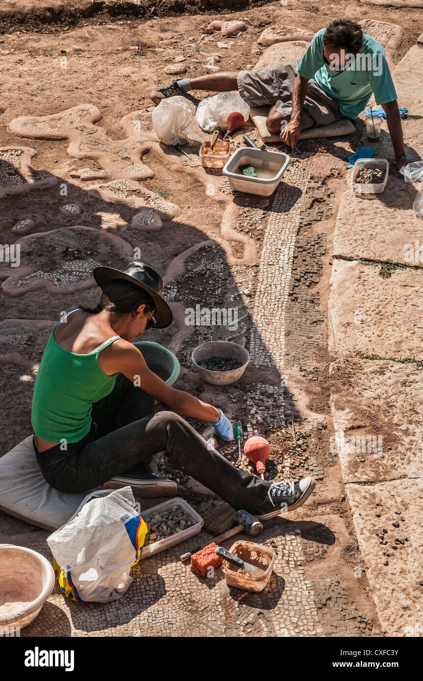 Les archéologues de la restauration d'un sol de mosaïque à l'ancienne Messène (Ithomi), Messénie, Sud du Péloponnèse, Grèce Banque D'Images