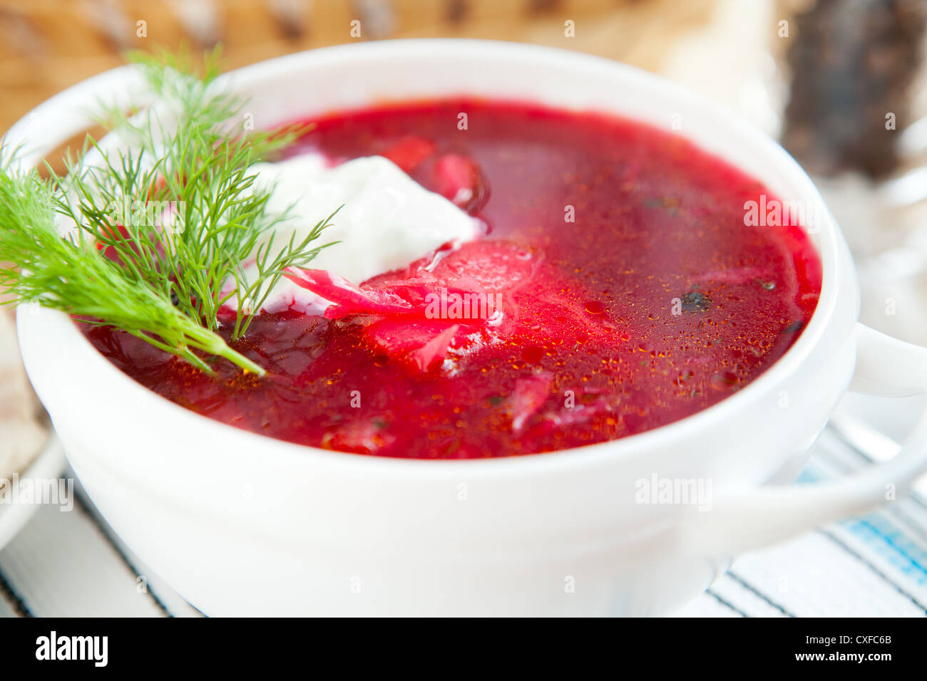Bortsch rouge avec l'aneth et soupe de crème sure. Banque D'Images
