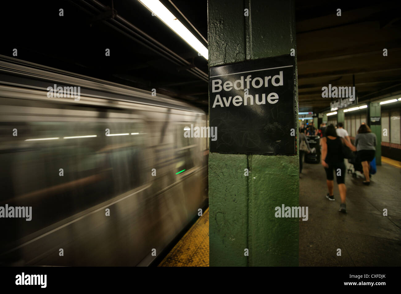 L-Train arrivant en gare de Bedford Avenue à Williamsburg, Brooklyn, New York City Banque D'Images