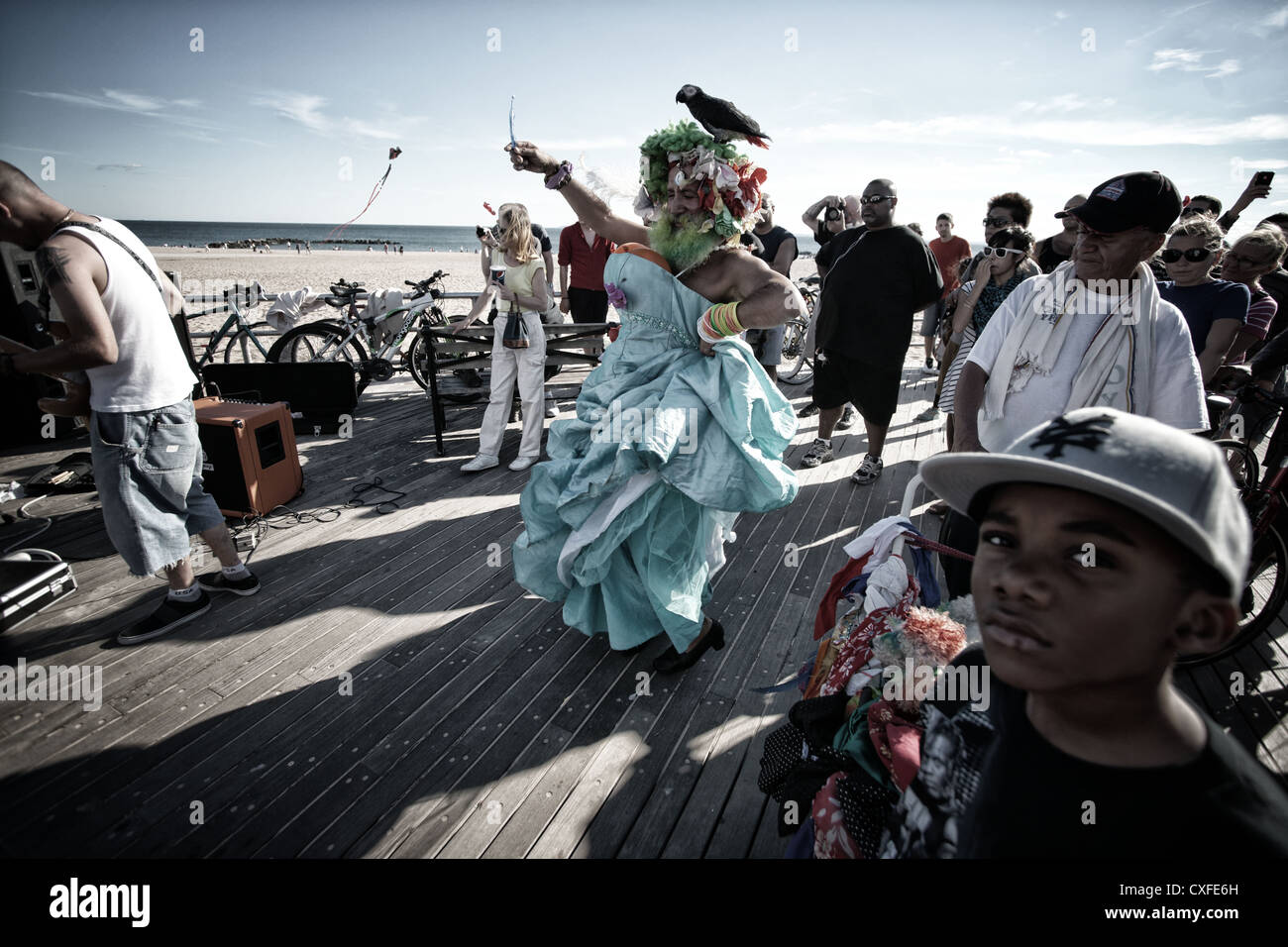 Crossdressing étrange homme avec raven dans ses cheveux dansant sur le boulevard à Coney Island, Brooklyn, New York Banque D'Images