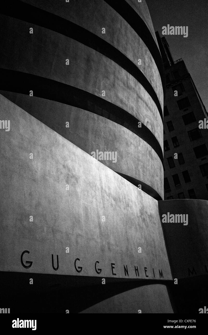 Photo en noir et blanc d'un détail de l'extérieur du musée Guggenheim de New York Banque D'Images