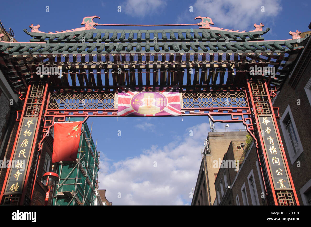 Porte d'entrée du quartier chinois de la rue Gerrard à Londres Banque D'Images